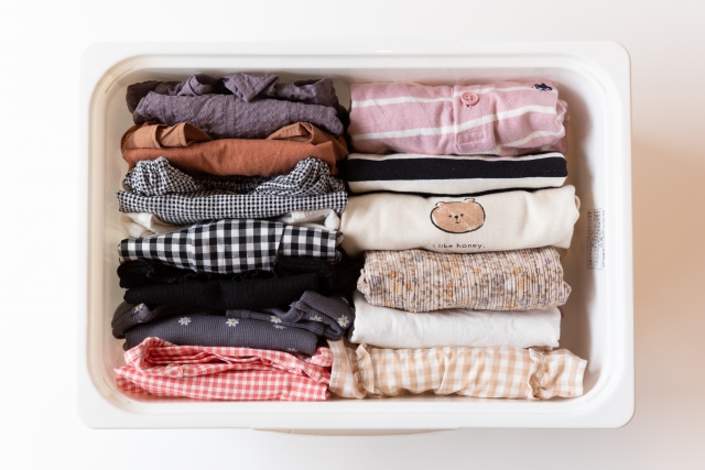 サイズアウトした子供服の管理方法！おさがりを保管するポイント