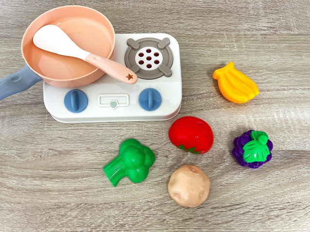 子どもも片付けやすい！狭いリビングのおもちゃ収納術特集！