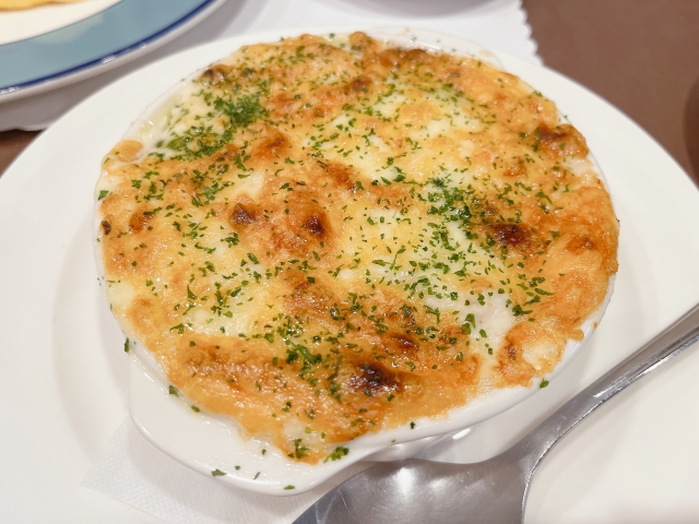グラタンの美味しさを引き出す！パン粉とチーズの最適な順番とは？